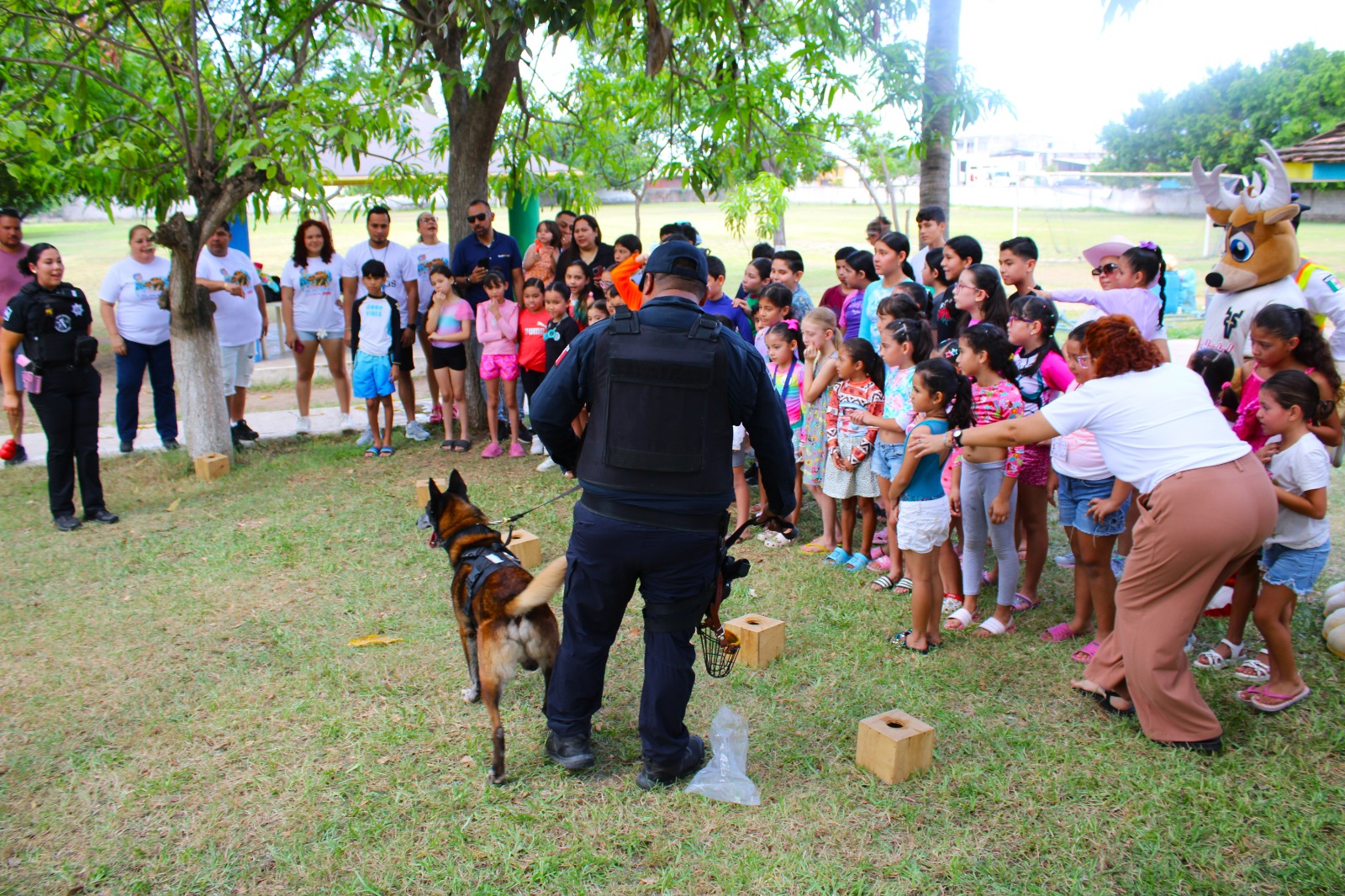 agentes encargados de la unidad canina en el campamento de verano organizado por el sindicato de trabajadores del IMSS en Mazatlán