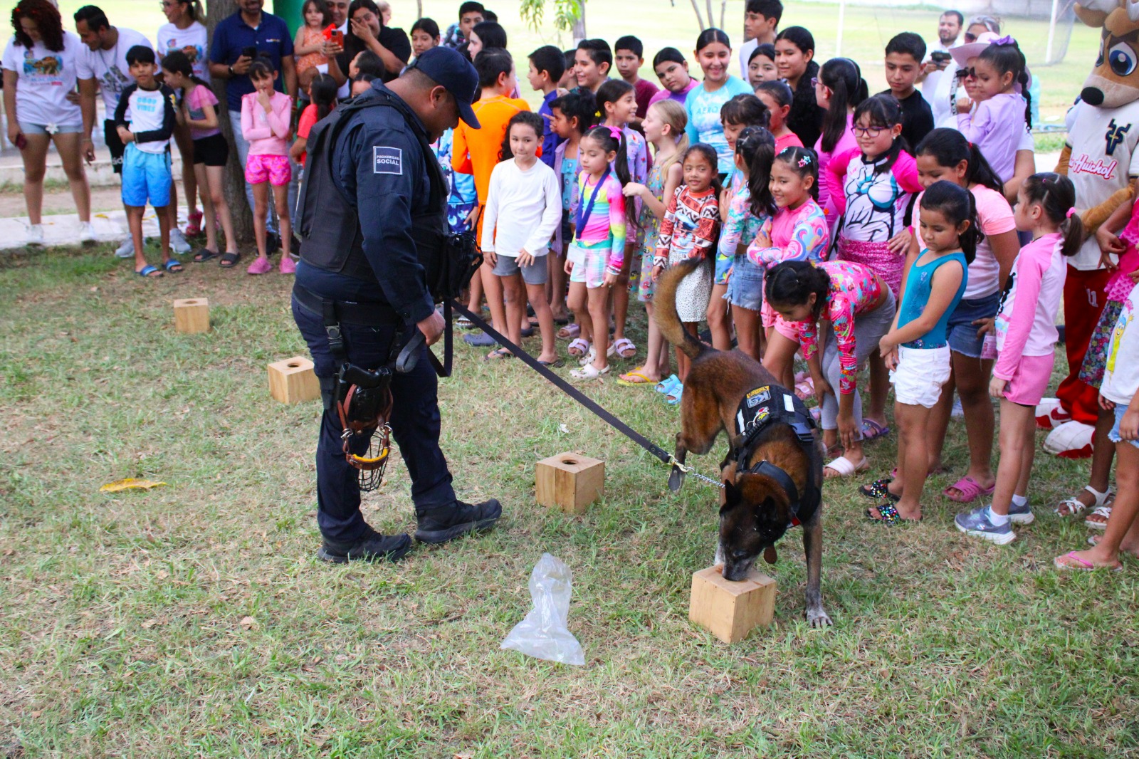 agentes encargados de la unidad canina en el campamento de verano organizado por el sindicato de trabajadores del IMSS en Mazatlán