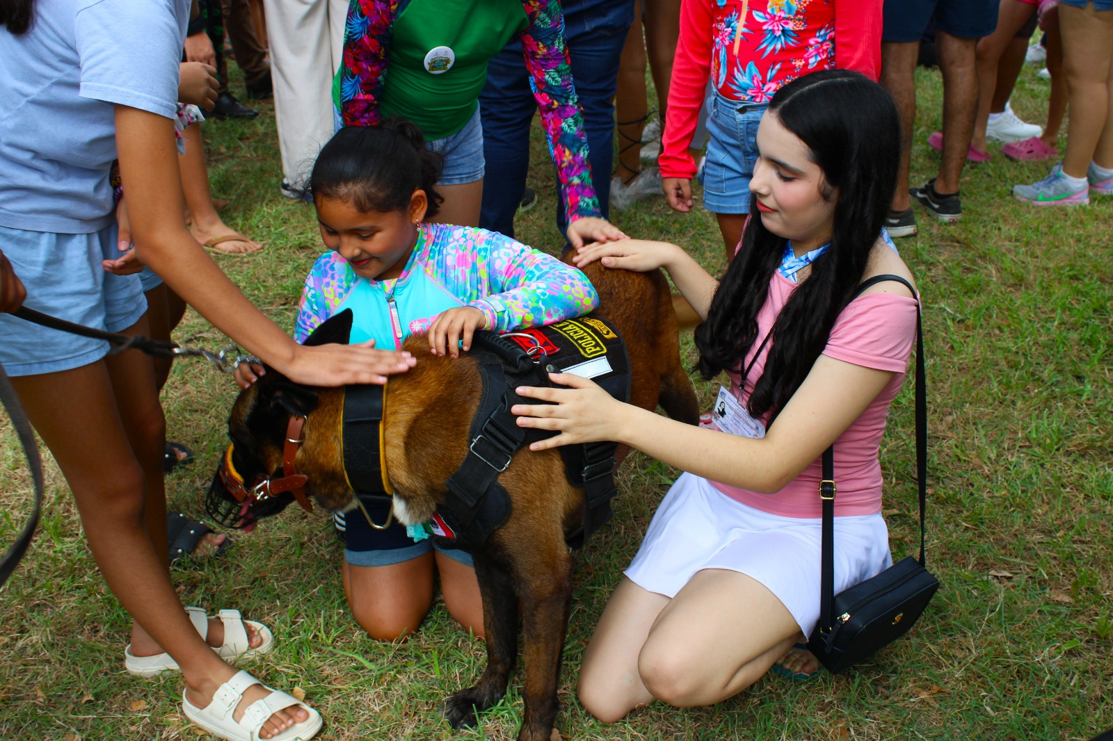 agentes encargados de la unidad canina en el campamento de verano organizado por el sindicato de trabajadores del IMSS en Mazatlán