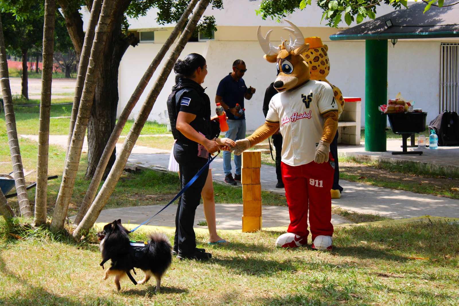 agentes encargados de la unidad canina en el campamento de verano organizado por el sindicato de trabajadores del IMSS en Mazatlán