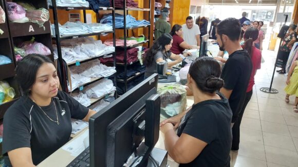 Apenas se han entregado el 15 por ciento de los uniformes escolares en la región del Évora