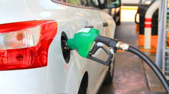 Señalan a despachadores de gasolina de estar engañando a la gente, que paga con billete de 500 y los cambian por uno de 20