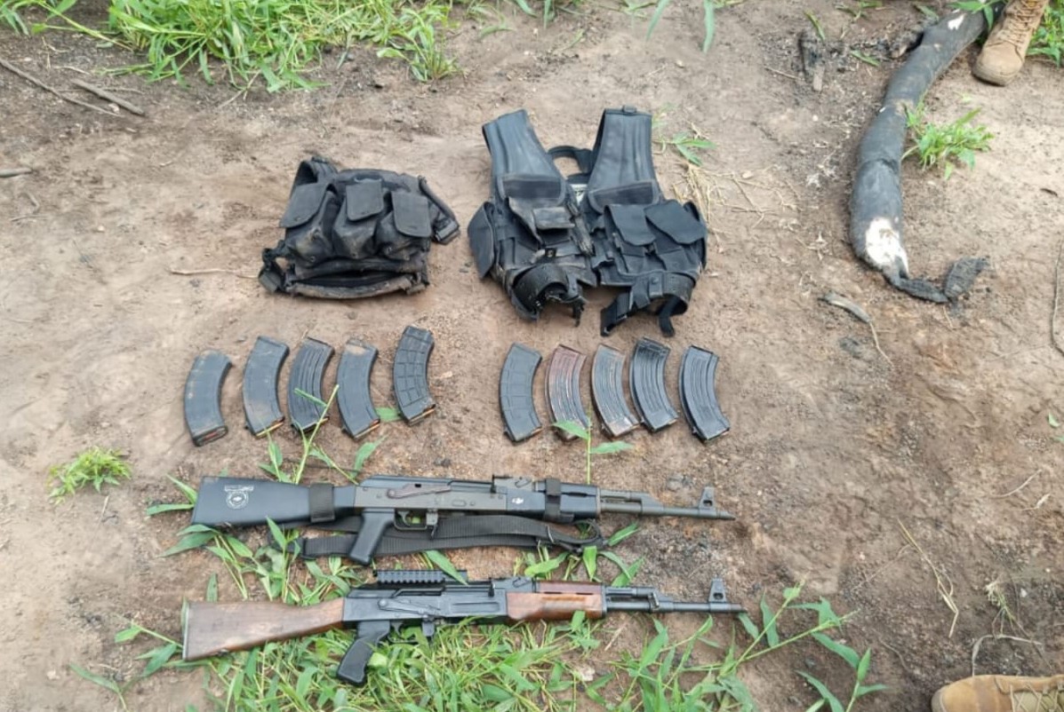 Cargadores, armas y equipo táctico asegurado en San Ignacio
