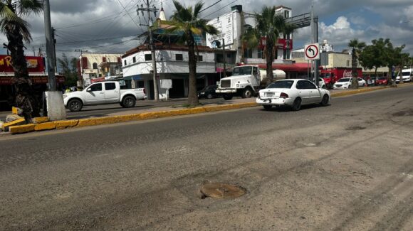 ‘Carrera de obstáculos’: Carretera en Villa Unión pone en riesgo a conductores y peatones