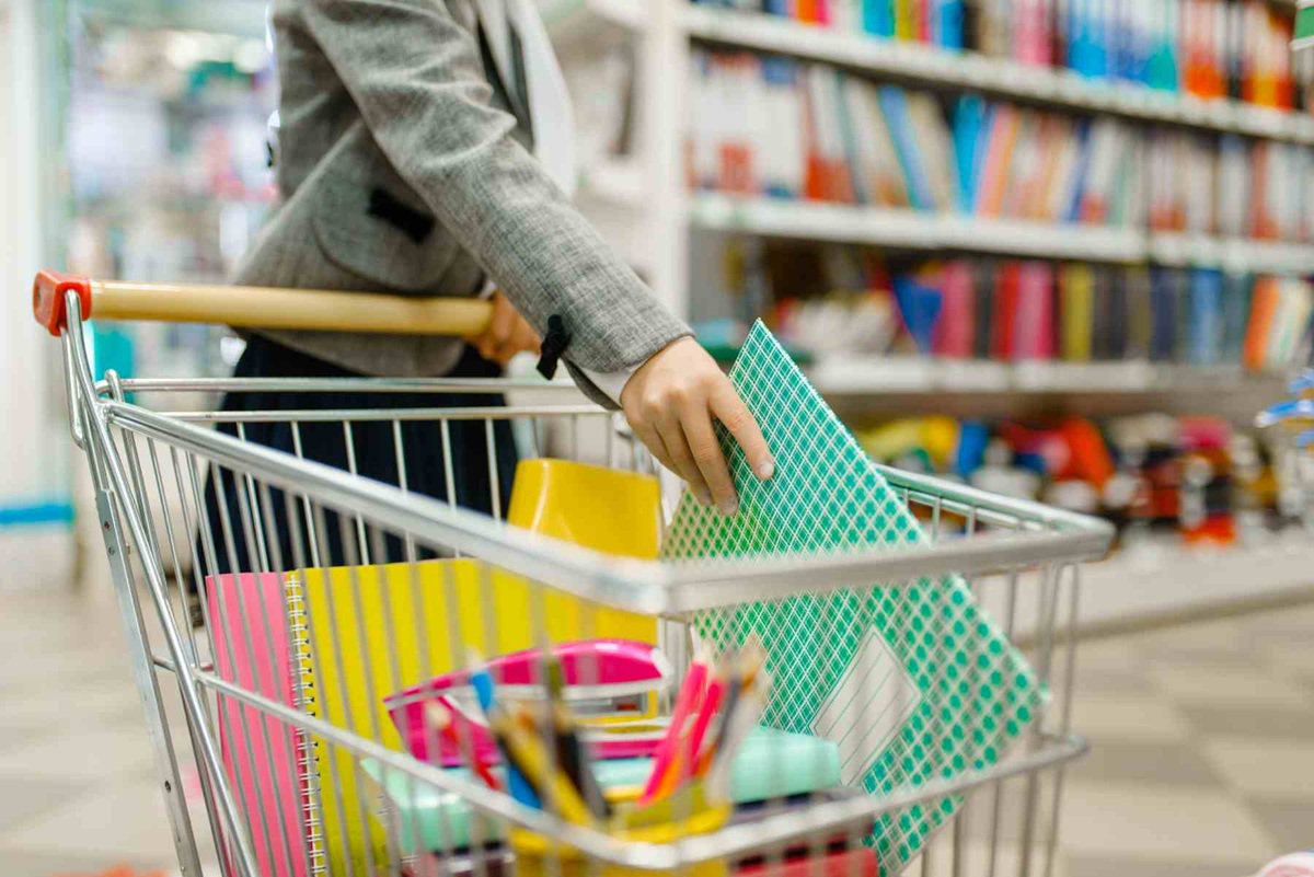 Carrito del súper con útiles escolares