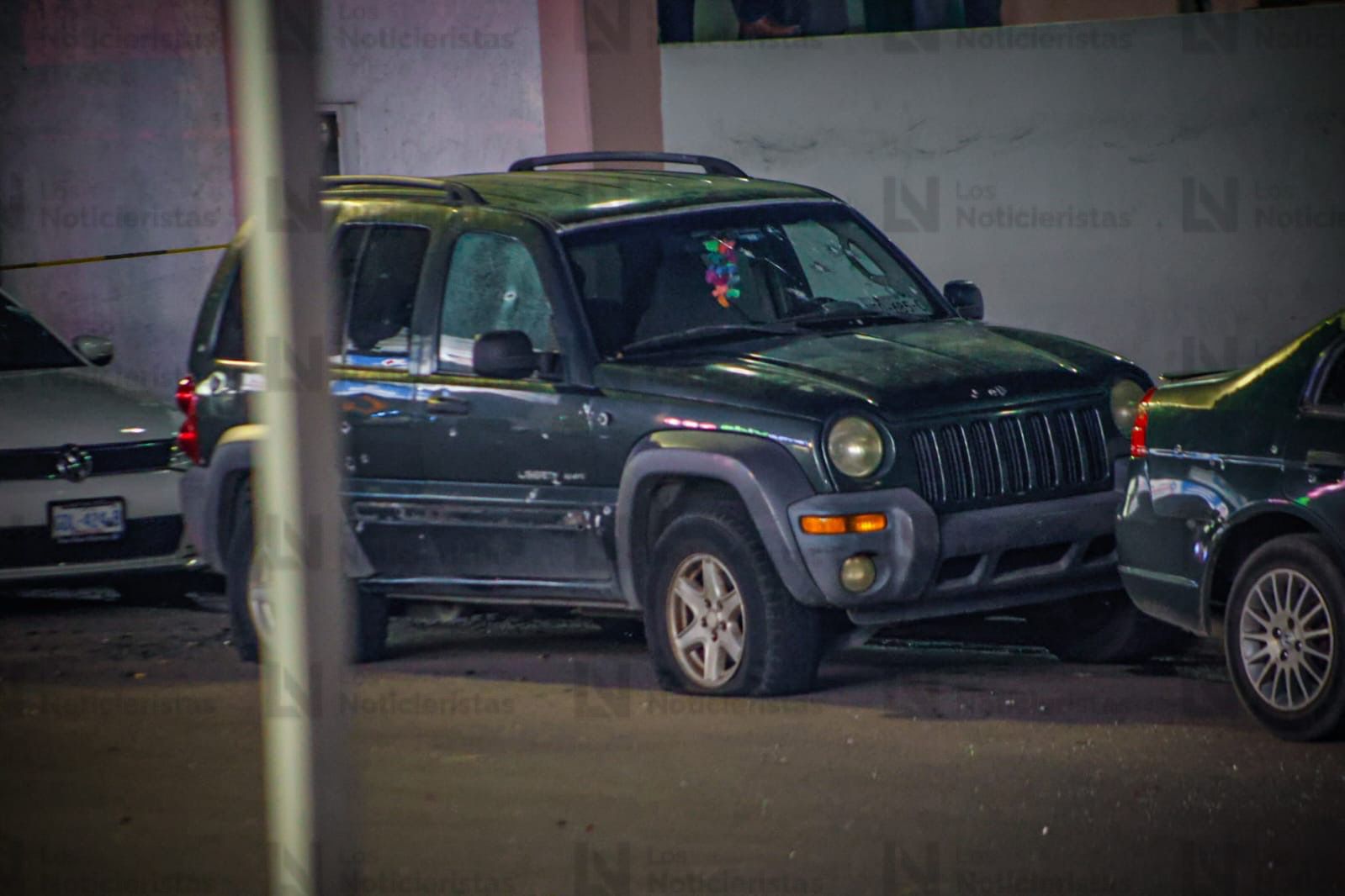 Carro baleado tras ataque al Hospital Civil de Culiacán