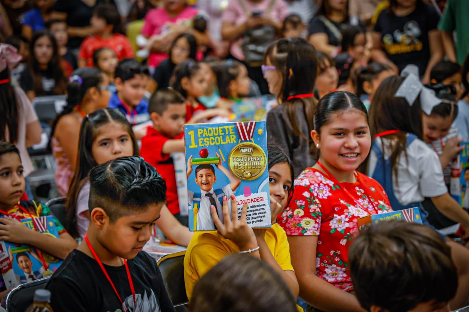 Casa Ley entrega útiles escolares en Culiacán