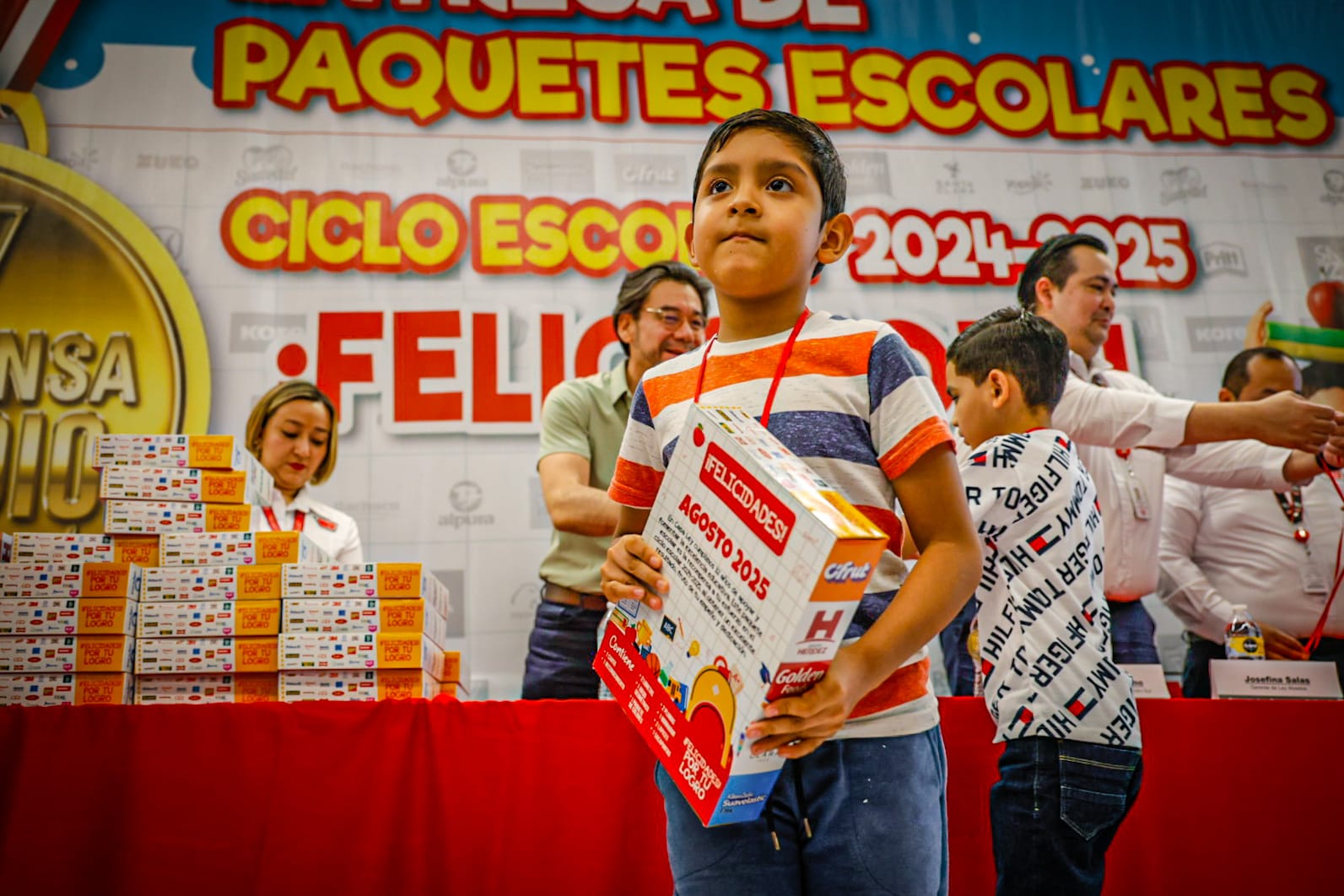 Casa Ley entrega útiles escolares en Culiacán