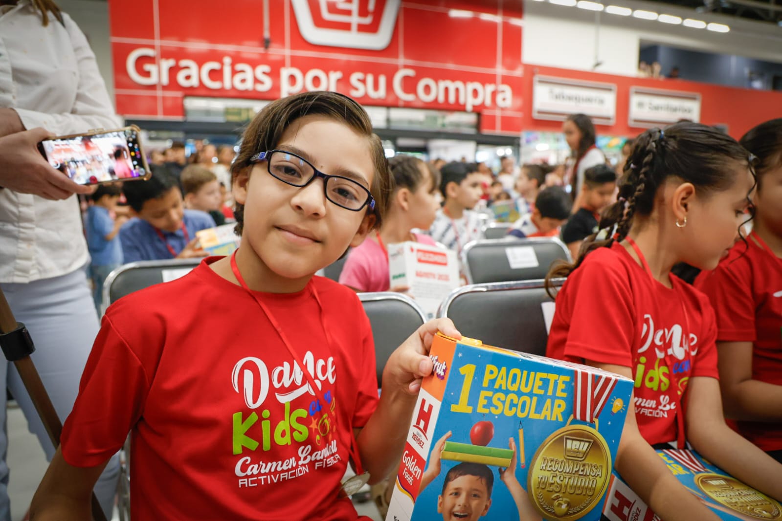 Casa Ley entrega útiles escolares en Culiacán