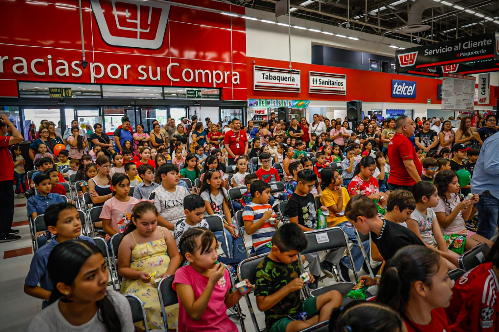 Casa Ley entrega útiles escolares en Culiacán