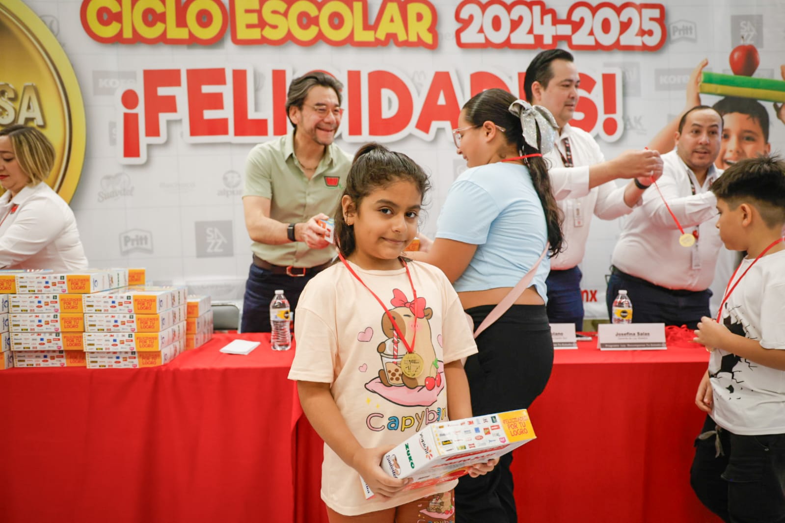 Casa Ley entrega útiles escolares en Culiacán