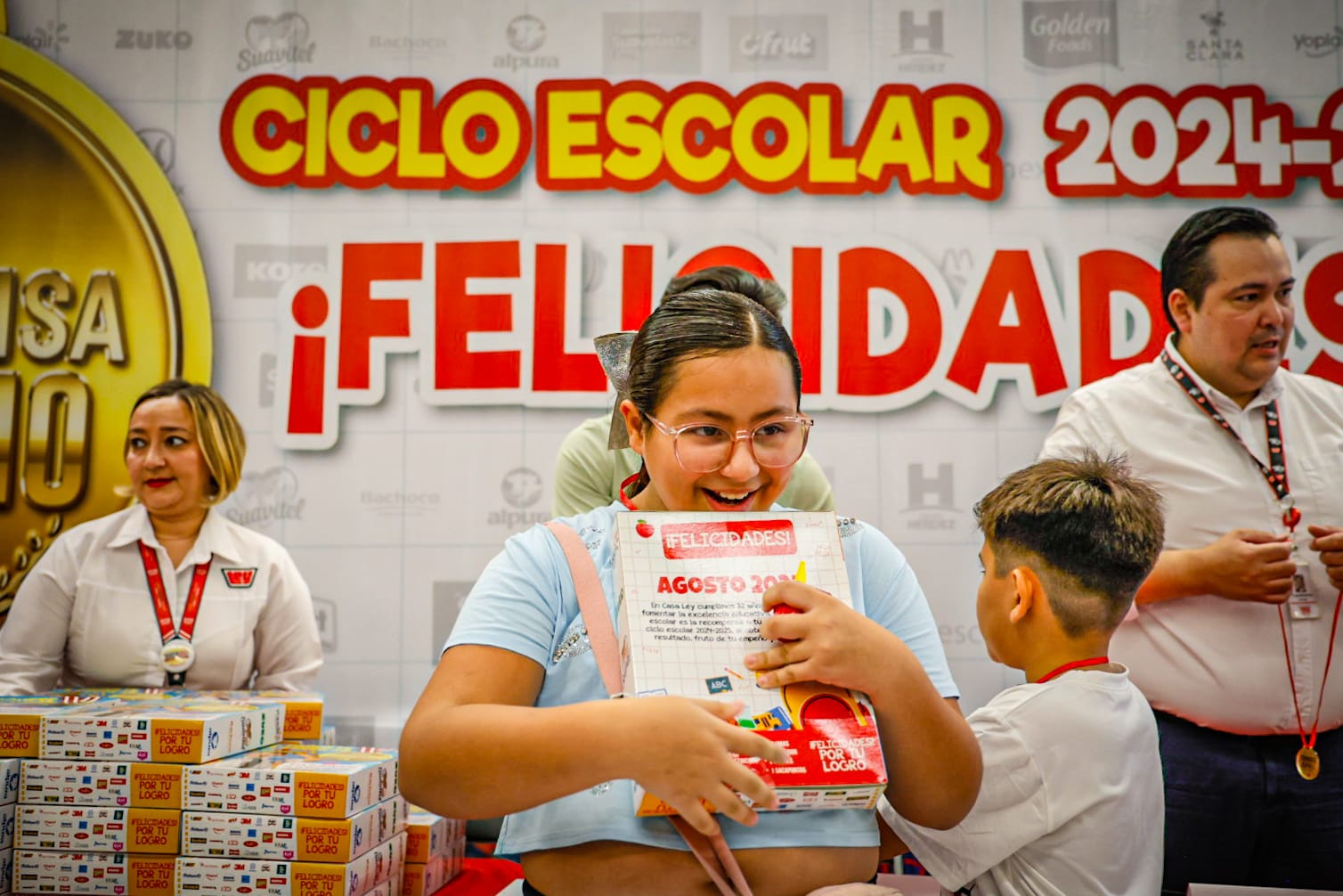 Casa Ley entrega útiles escolares en Culiacán