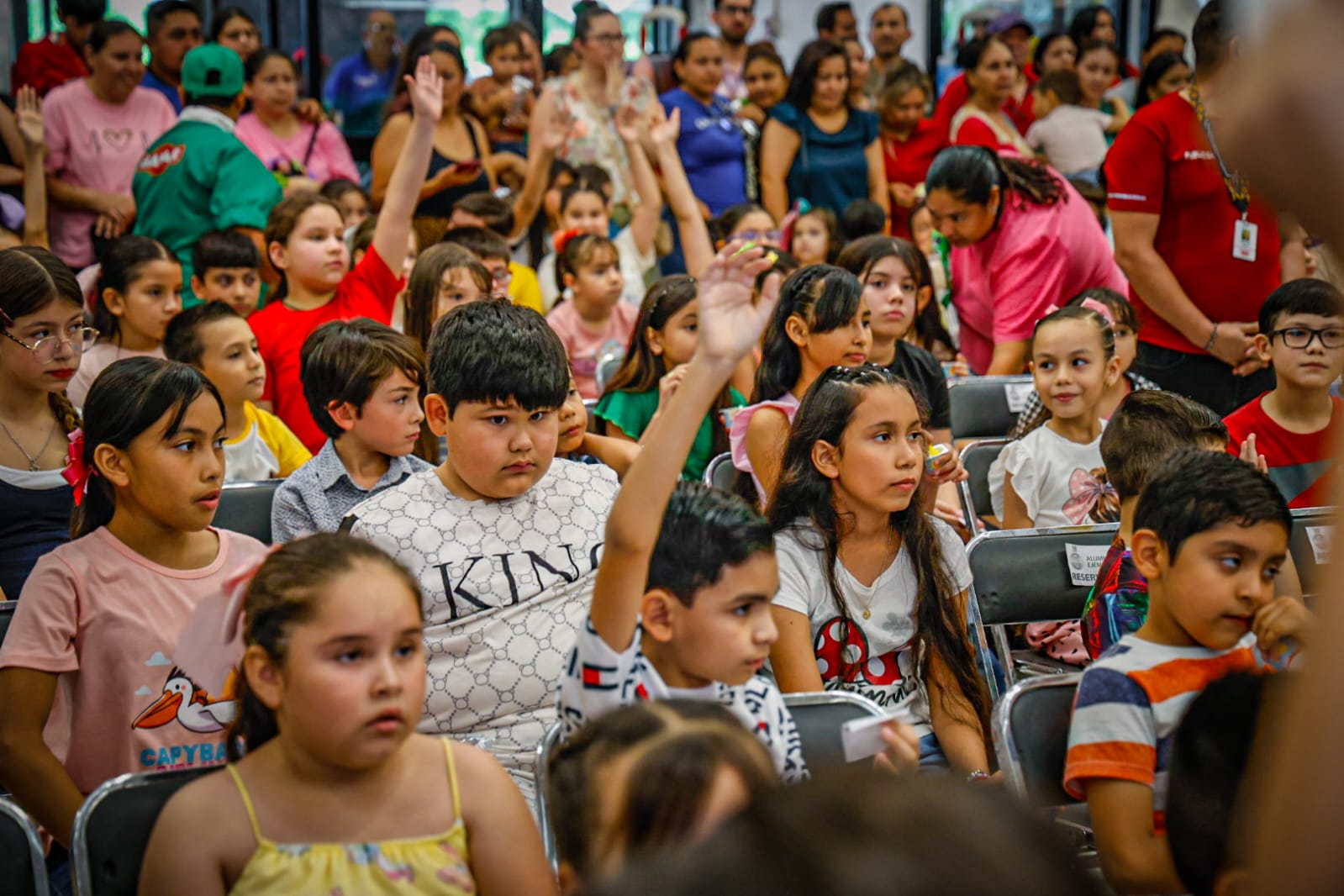 Casa Ley entrega útiles escolares en Culiacán