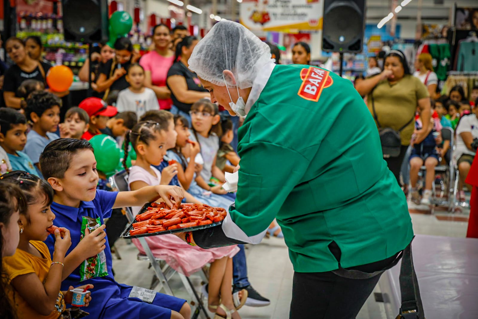 Casa Ley entrega útiles escolares en Culiacán