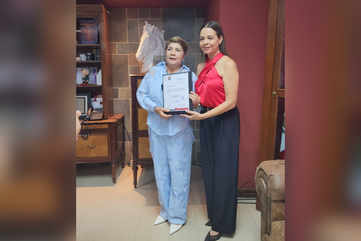 Cecilia Ramírez Montoya toma protesta a Rosa María Cortés Grijalva