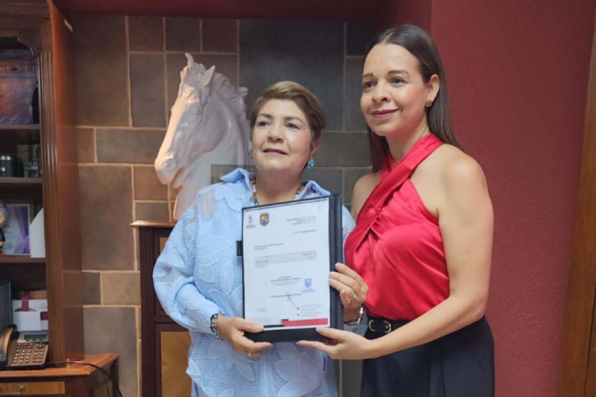 Cecilia Ramírez Montoya toma protesta a Rosa María Cortés Grijalva