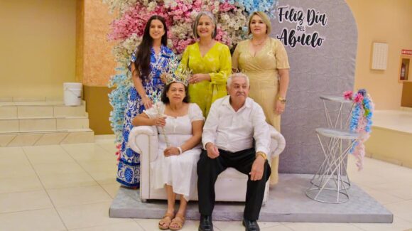 Con baile, alegría y entusiasmo por la vida, los abuelitos de Salvador Alvarado celebran su día