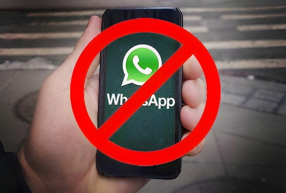 Celular con logotipo de WhatsApp cancelado