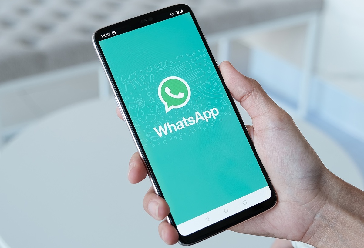 Celular con WhatsApp en la pantalla