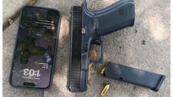 Aseguran a 2 civiles, un auto, un arma, cartuchos y celulares en Culiacán