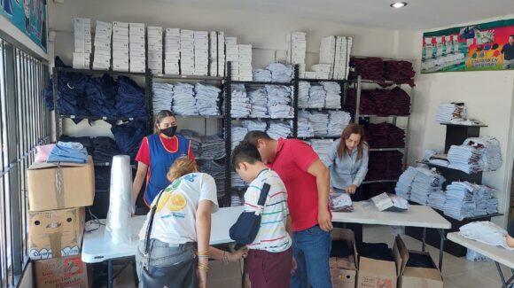 Durante arranque de entrega de uniformes escolares, padres ven con buenos ojos poder elegir entre falda o pantalón