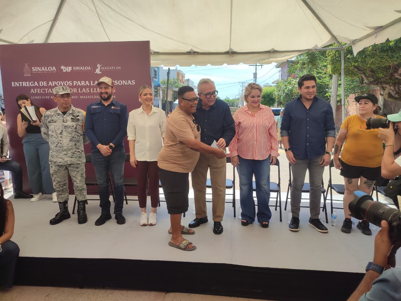 Entrega de apoyos para afectados por las lluvias en Mazatlán