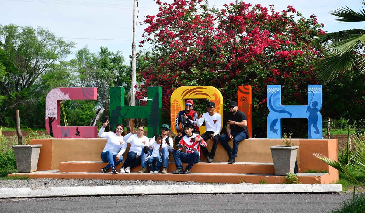 Turistas en el parador fotográfico de Choix, Sinaloa