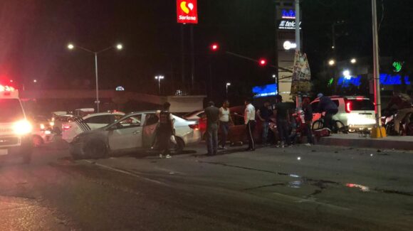 Se registra fuerte choque en avenida Santa Rosa, en Mazatlán: hay heridos