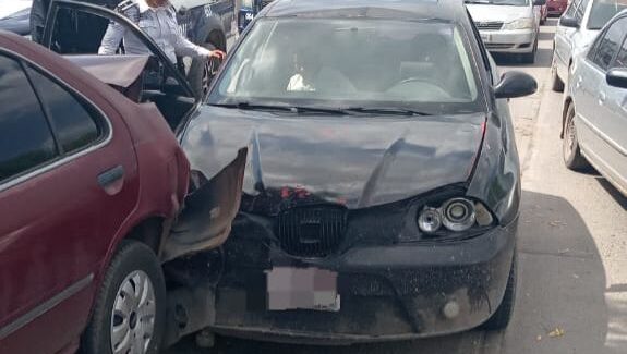 Por no guardar distancia, automovilista provoca un choque en Guasave