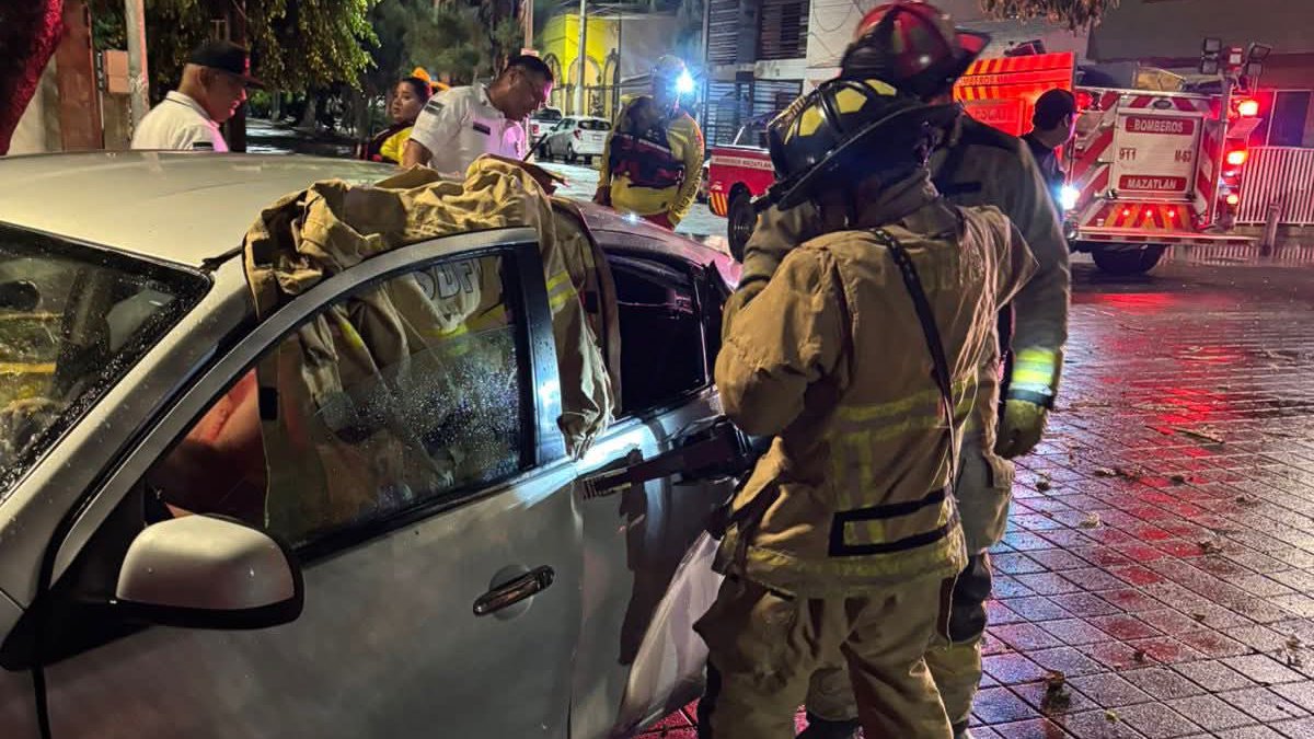 Dos adultos mayores resultan heridos en choque en Mazatlán
