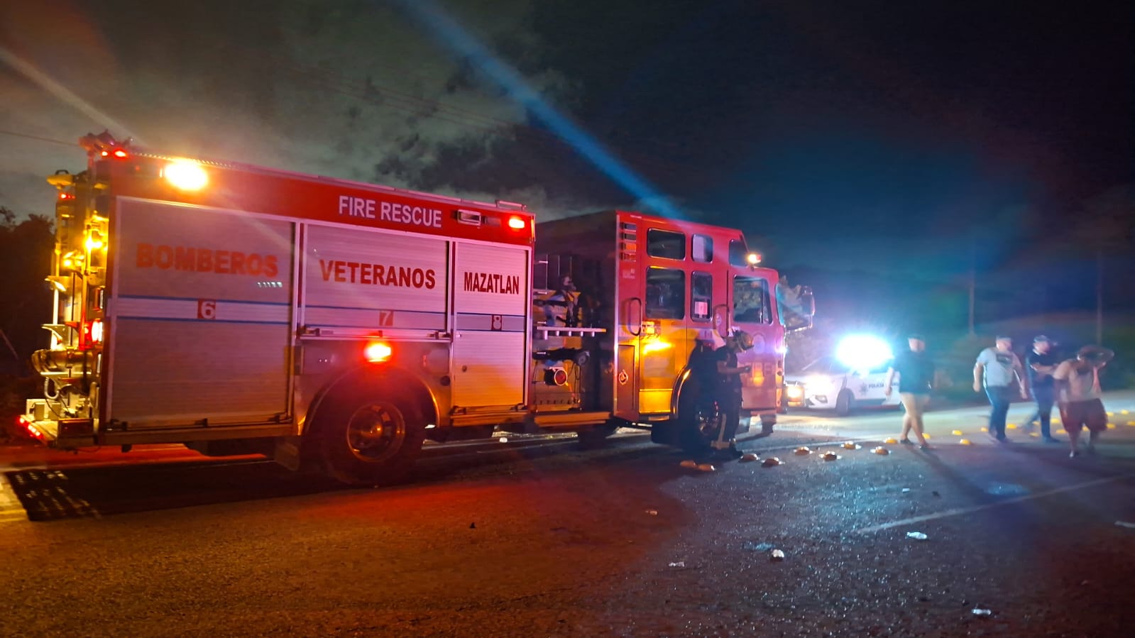 Bomberos brindaron primeros auxilios a los heridos en una volcadura en Mazatlán
