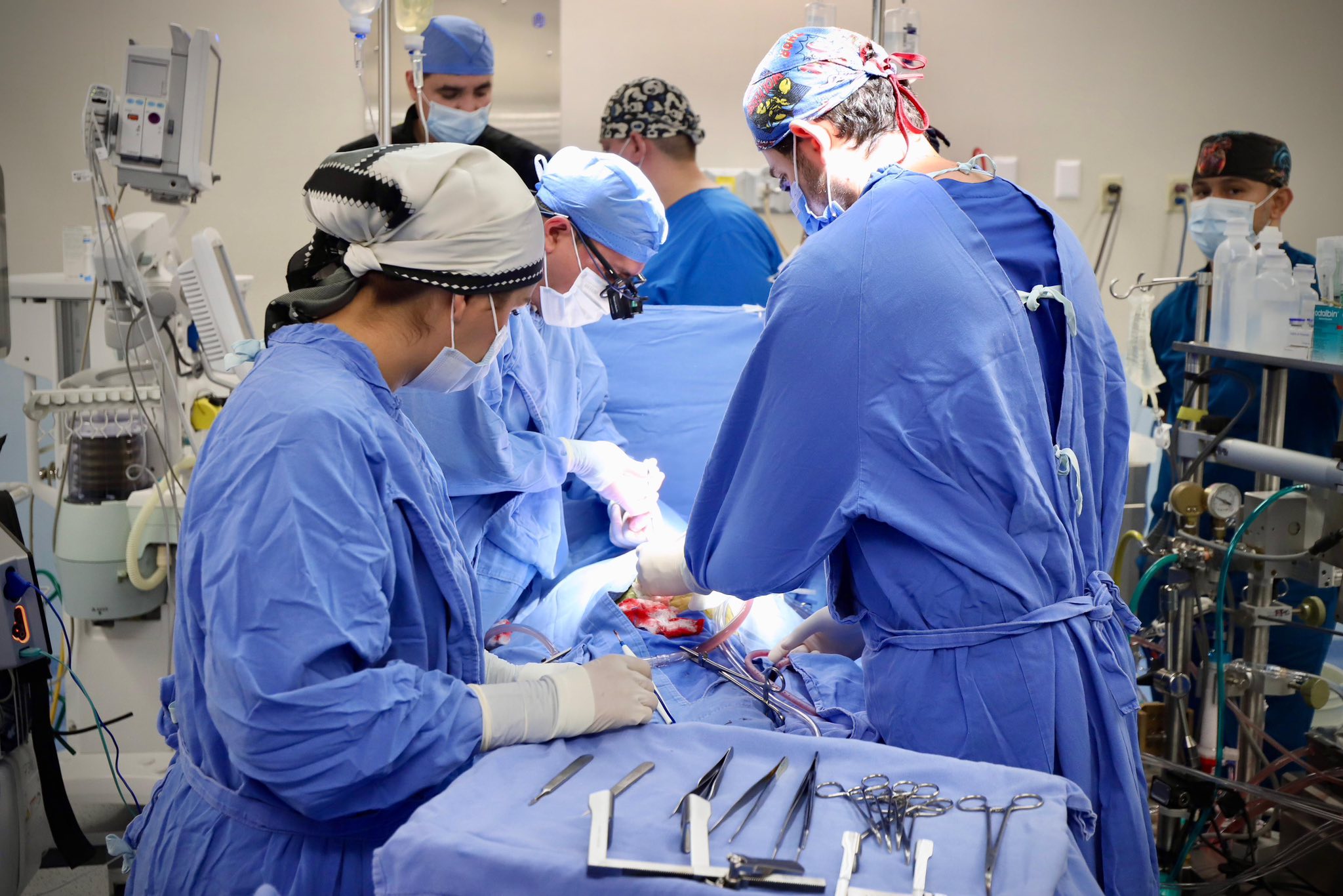 Médicos realizando una cirugía