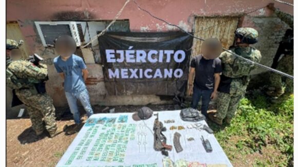 Militares aseguran a 2 sujetos con armas, drogas, cartuchos y dinero en Culiacán