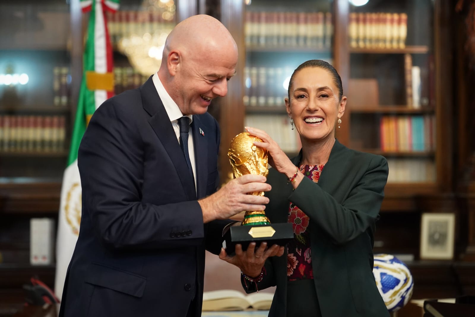 Claudia Sheinbaun recibe a Gianni Infantino, presidente de la FIFA, previo a la Copa del Mundo 2026