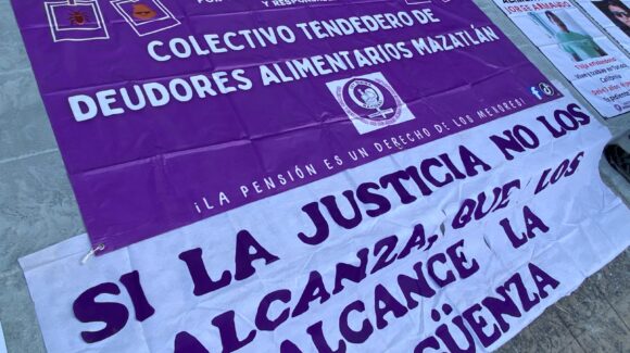 Colectivo exige agilizar trámites contra deudores alimentarios en Mazatlán con un tendedero