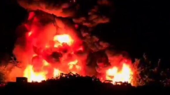 Incendio en almacén de tarimas de madera moviliza a cuerpos de auxilio de Ahome