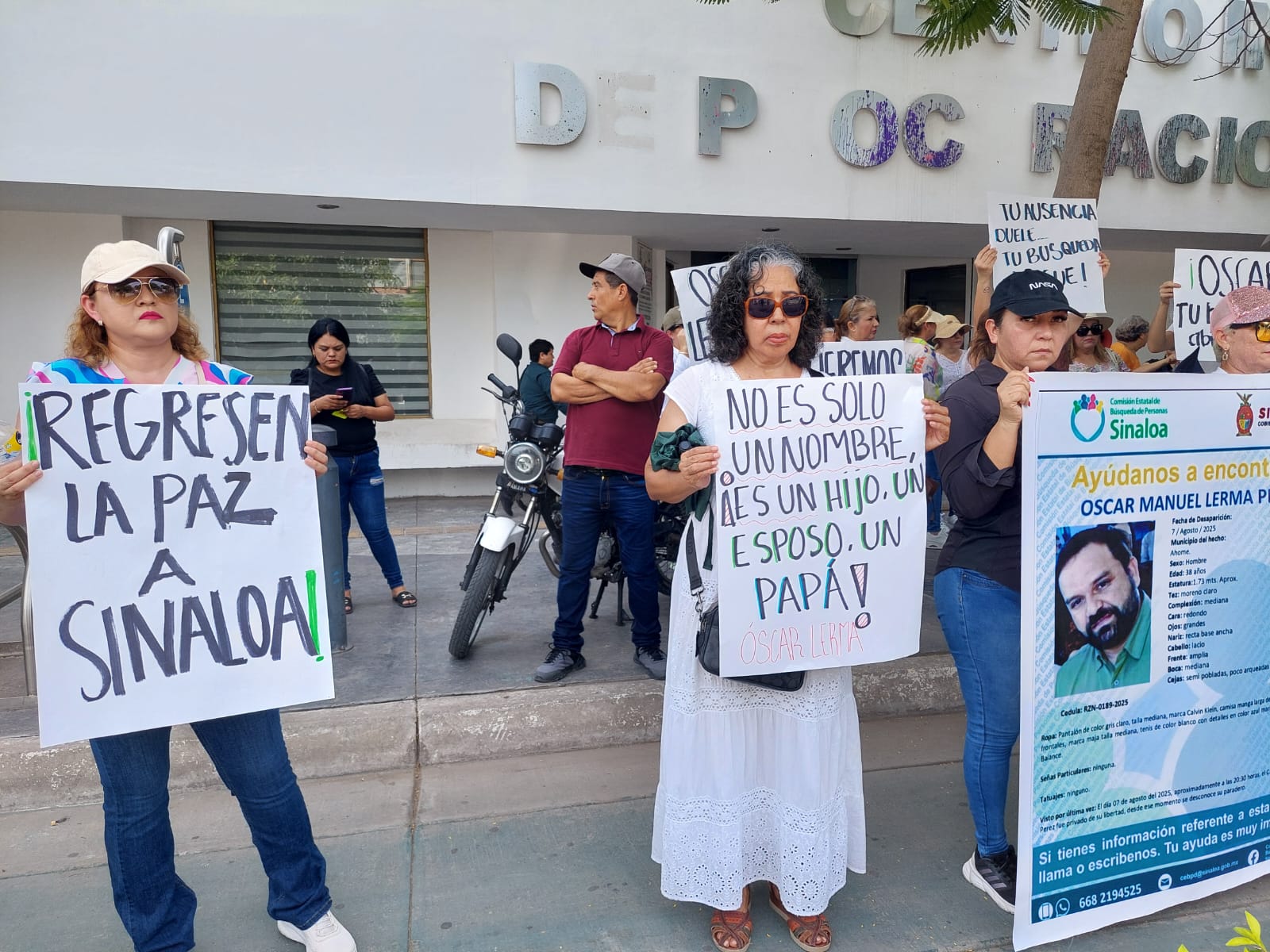 con pancartas en mano, los manifestantes se trasladaron a la vicefiscalia