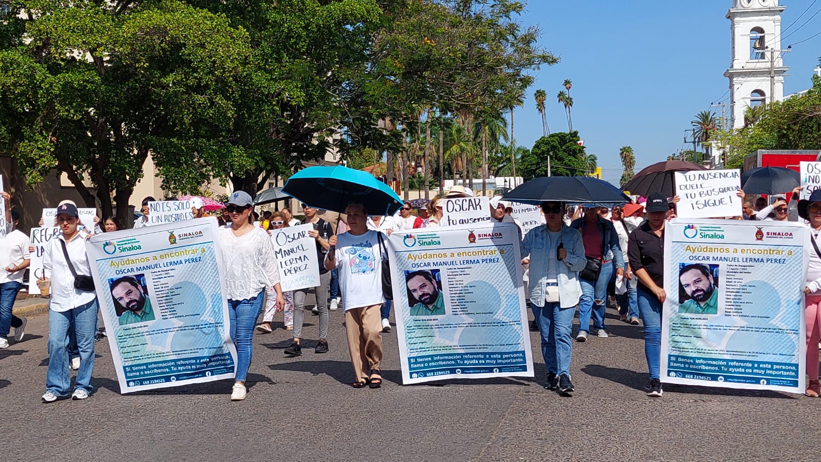 con pancartas en mano, los manifestantes se trasladaron a la vicefiscalia