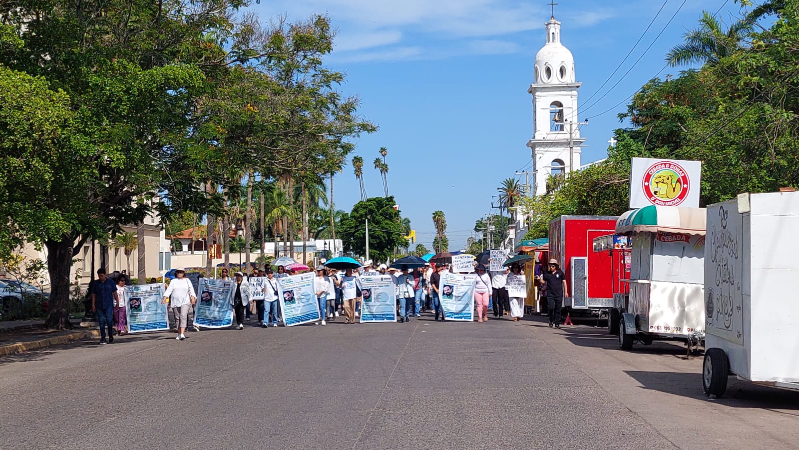 con pancartas en mano, los manifestantes se trasladaron a la vicefiscalia