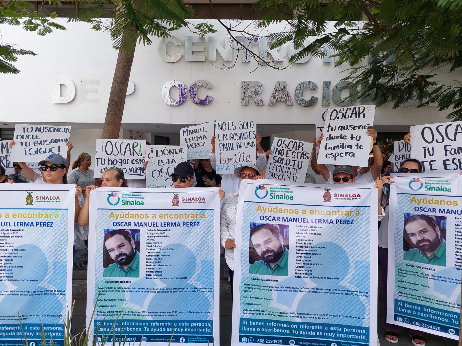 con pancartas en mano, los manifestantes se trasladaron a la vicefiscalia