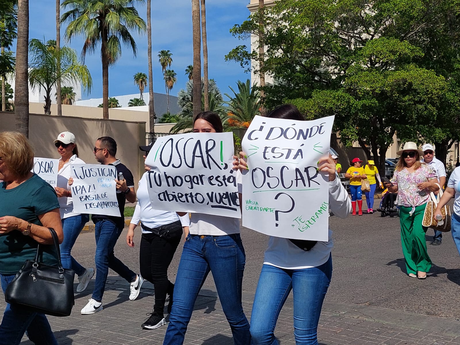 con pancartas en mano, los manifestantes se trasladaron a la vicefiscalia