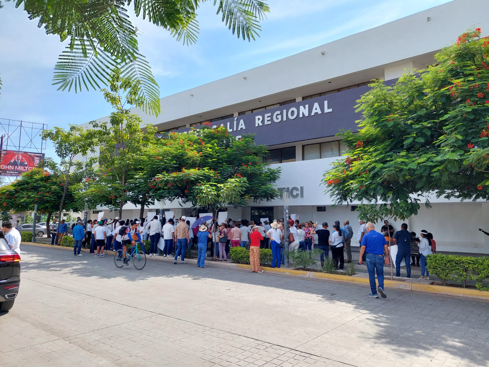 con pancartas en mano, los manifestantes se trasladaron a la vicefiscalia