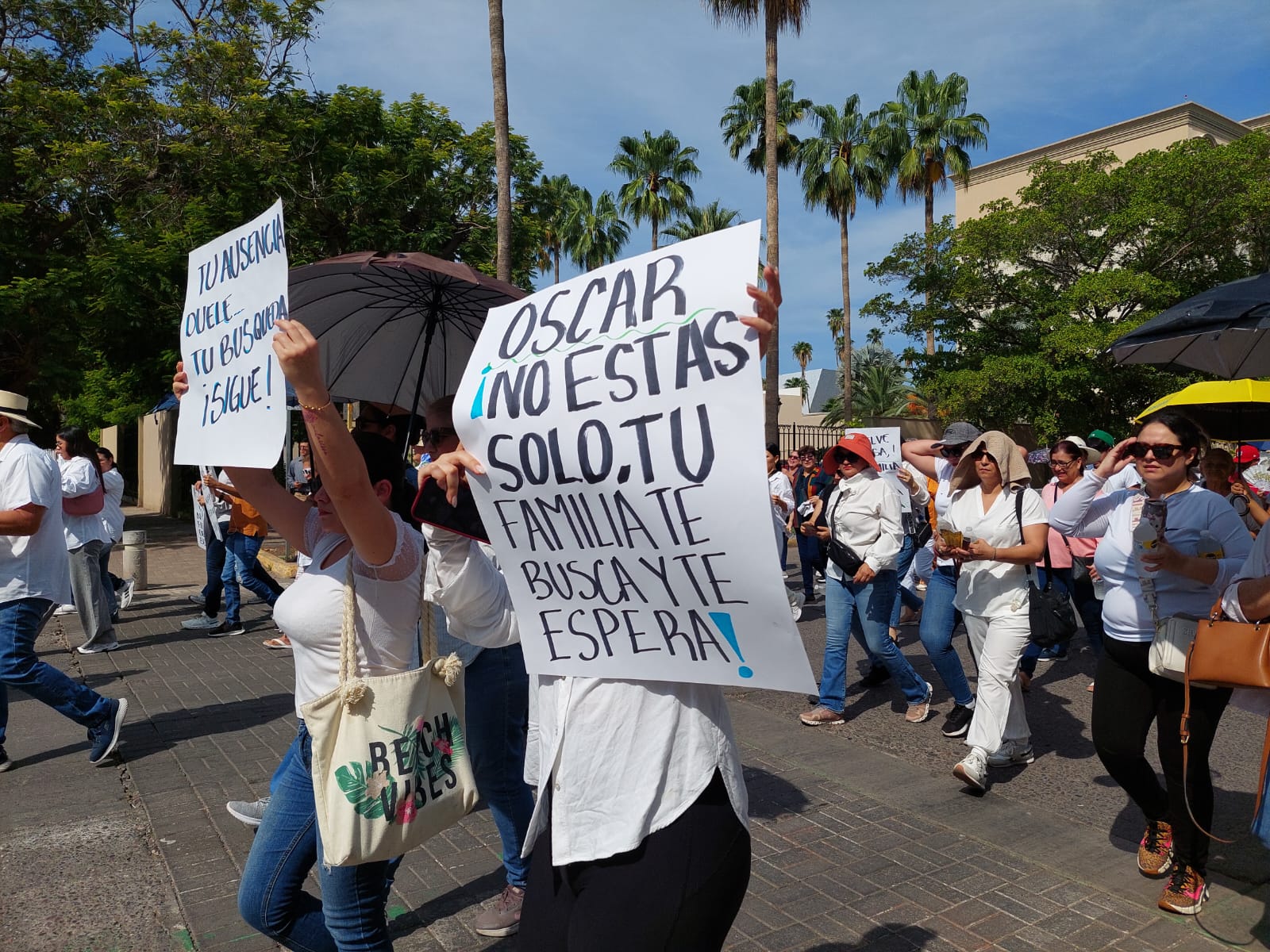 con pancartas en mano, los manifestantes se trasladaron a la vicefiscalia