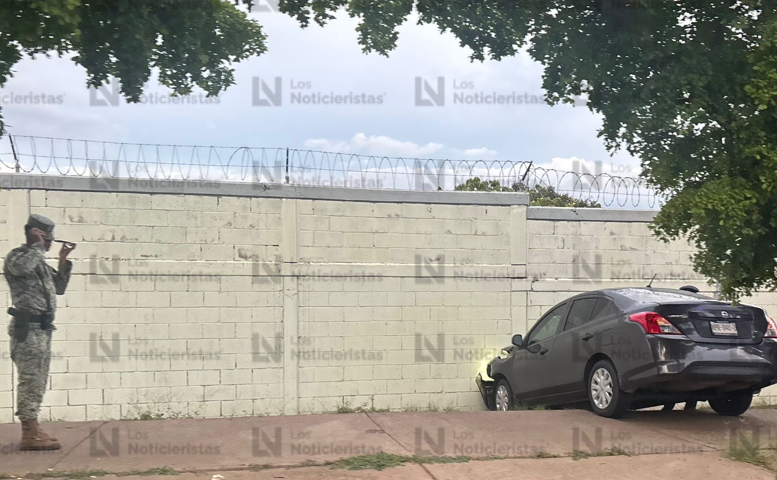 Conductor choca contra la pared del cuartel militar de Culiacán