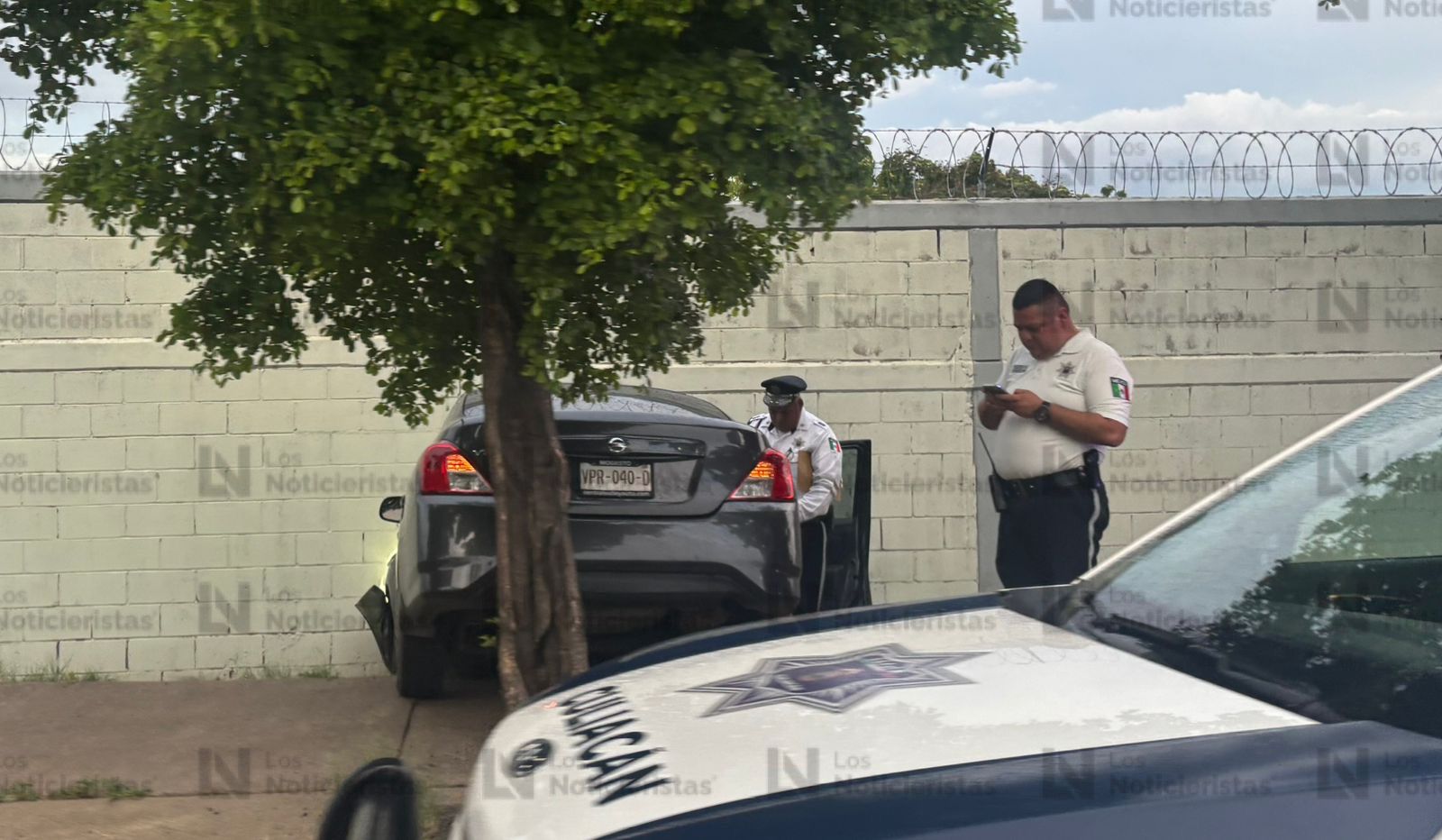 Conductor choca contra la pared del cuartel militar de Culiacán