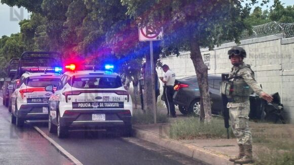 Conductor de un vehículo se estrella contra la pared del cuartel militar, en Culiacán