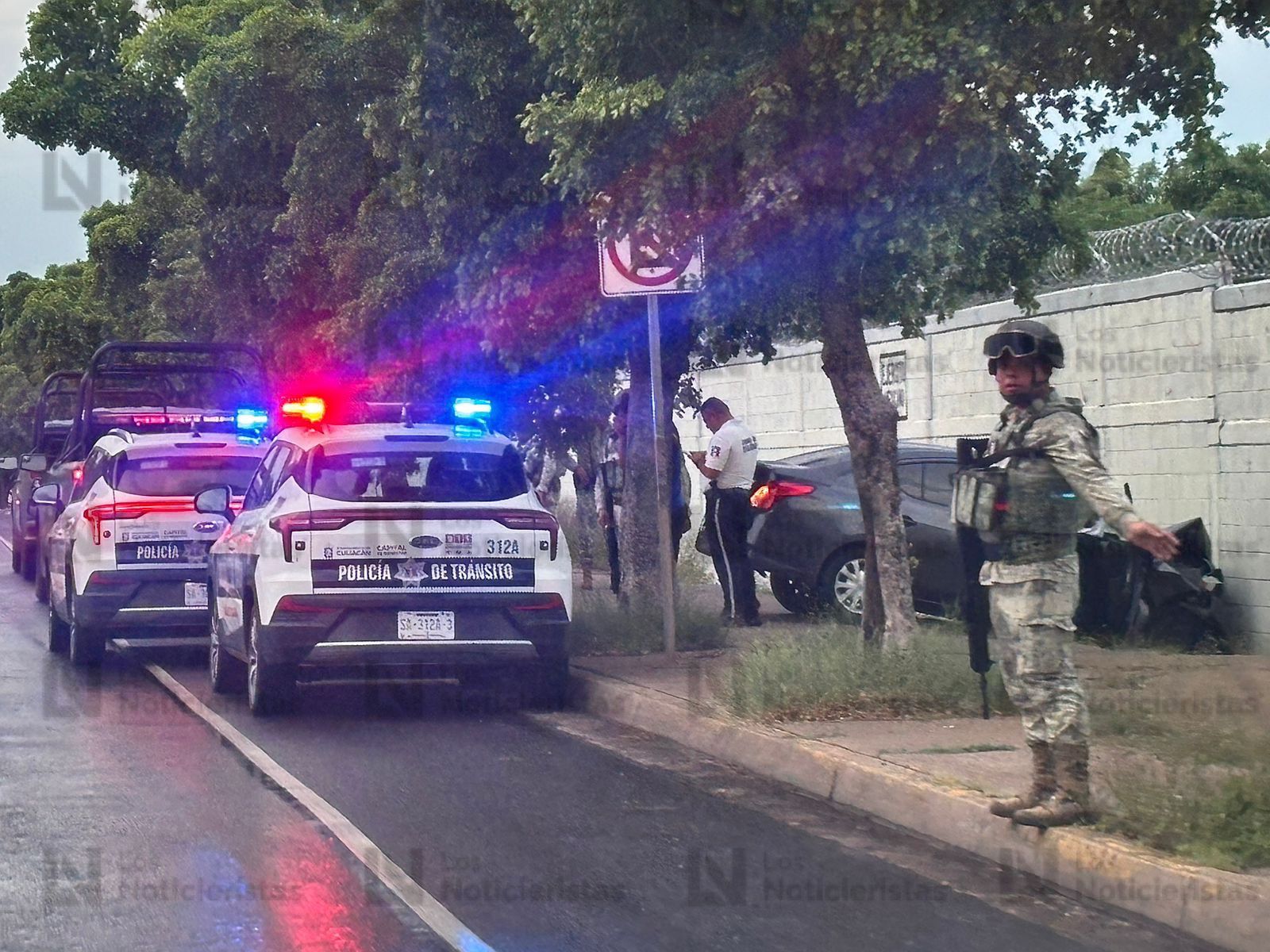 Conductor choca contra la pared del cuartel militar de Culiacán