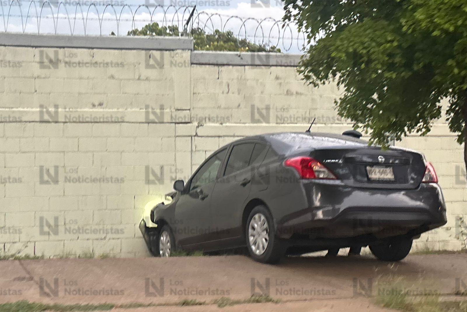 Conductor choca contra la pared del cuartel militar de Culiacán