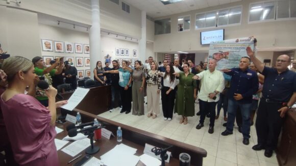 Ellos son los integrantes del Consejo Municipal de Catastro en Mazatlán; les fue tomada la protesta