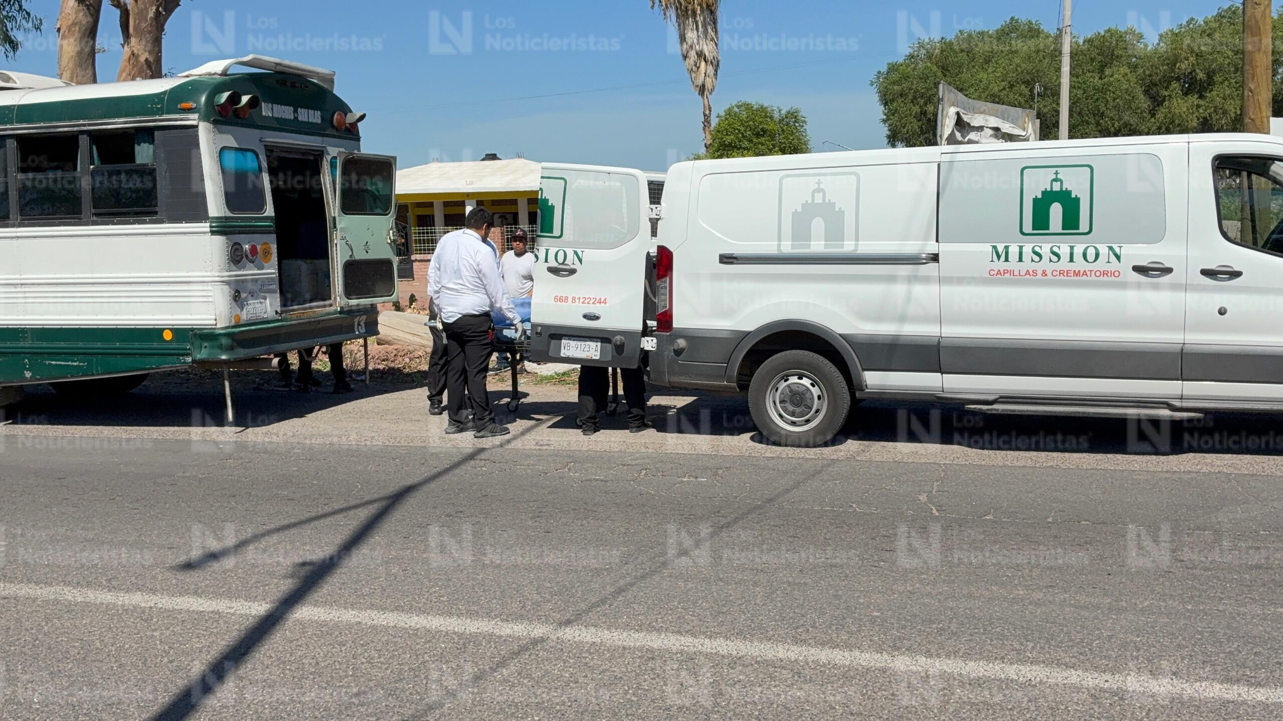 personal de casa funeraria bajan cuerpo de pasajero fallecido en autobús